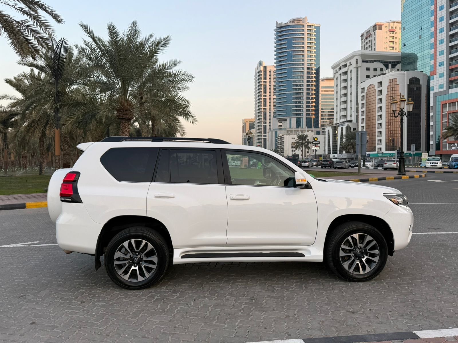 Land  Cruiser Prado VX 2022 White image